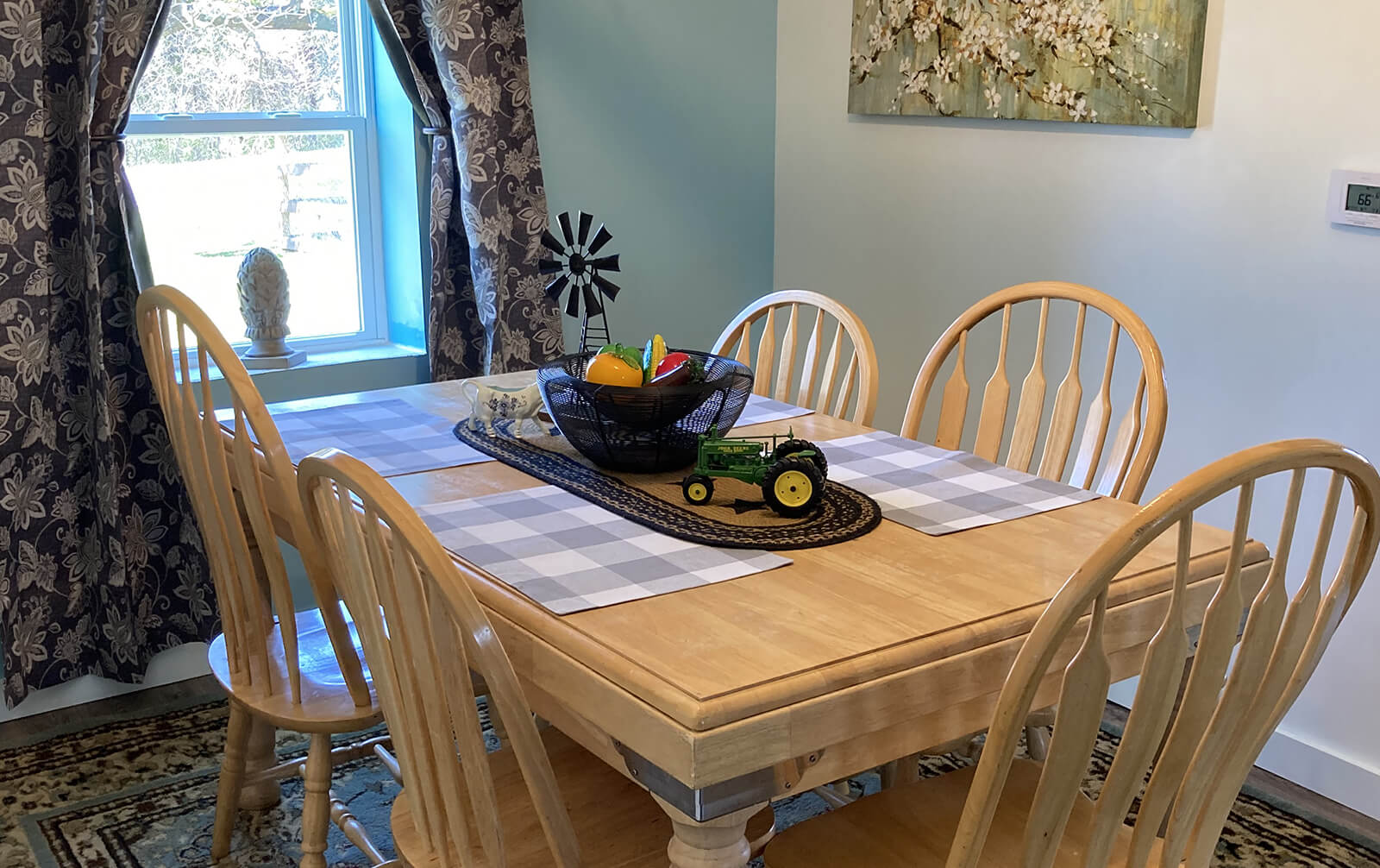 Cottage Dining Room | Hoefel Haus B&B and Bike Hostel